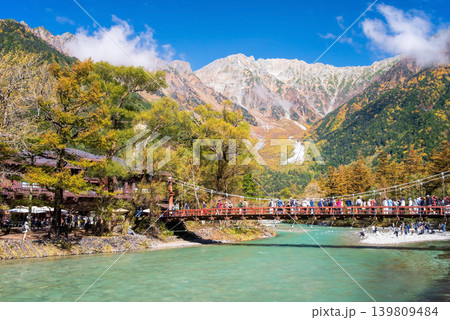 紅葉シーズンの上高地【河童橋周辺から望む穂高連峰の絶景】《長野県 松本市》 139809484