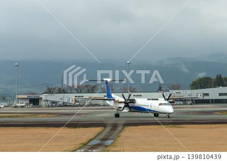 4月の雨に包まれた霞む春の熊本空港の風景 4月の雨に包まれた霞む春の熊本空港の風景 139810439