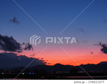 夕暮の空に輝く宵の明星 夕暮の空に輝く宵の明星 139811077
