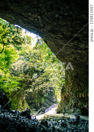 洞窟越しに見る自然豊かな渓谷風景 洞窟越しに見る自然豊かな渓谷風景 139811087