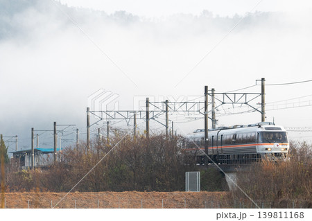 【宮福線】雲海が浮かぶ宮福線沿線を走る早朝の快速列車 【宮福線】雲海が浮かぶ宮福線沿線を走る早朝の快速列車 139811168