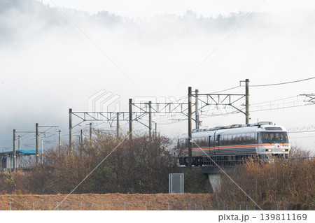 【宮福線】雲海が浮かぶ宮福線沿線を走る早朝の快速列車 【宮福線】雲海が浮かぶ宮福線沿線を走る早朝の快速列車 139811169