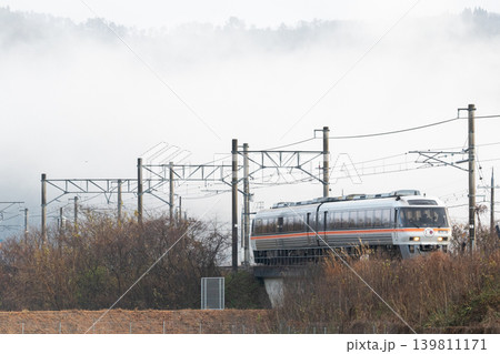 【宮福線】雲海が浮かぶ宮福線沿線を走る早朝の快速列車 【宮福線】雲海が浮かぶ宮福線沿線を走る早朝の快速列車 139811171