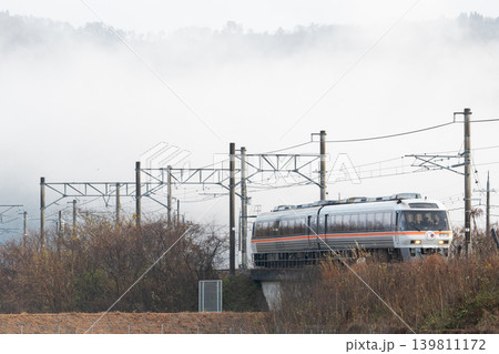 【宮福線】雲海が浮かぶ宮福線沿線を走る早朝の快速列車 【宮福線】雲海が浮かぶ宮福線沿線を走る早朝の快速列車 139811172
