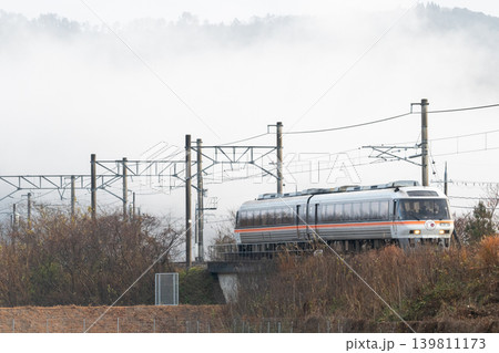 【宮福線】雲海が浮かぶ宮福線沿線を走る早朝の快速列車 【宮福線】雲海が浮かぶ宮福線沿線を走る早朝の快速列車 139811173