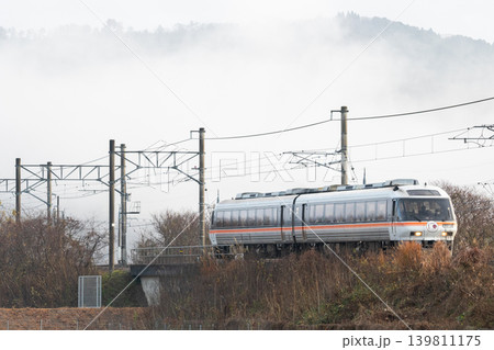 【宮福線】雲海が浮かぶ宮福線沿線を走る早朝の快速列車 【宮福線】雲海が浮かぶ宮福線沿線を走る早朝の快速列車 139811175