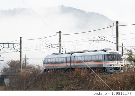 【宮福線】雲海が浮かぶ宮福線沿線を走る早朝の快速列車 【宮福線】雲海が浮かぶ宮福線沿線を走る早朝の快速列車 139811177