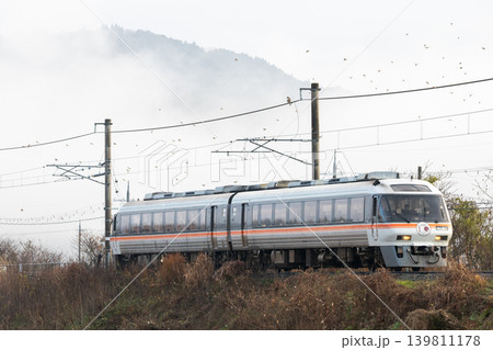 【宮福線】雲海が浮かぶ宮福線沿線を走る早朝の快速列車 139811178