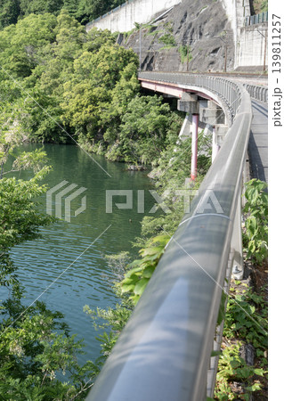 新緑に彩られた荒川の風景 139811257
