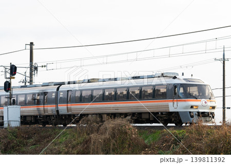 【宮福線】朝陽を浴びながら走行する快速列車 139811392