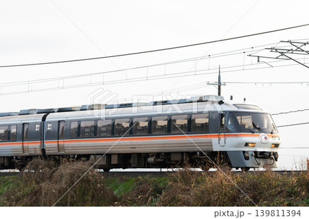 【宮福線】朝陽を浴びながら走行する快速列車 139811394