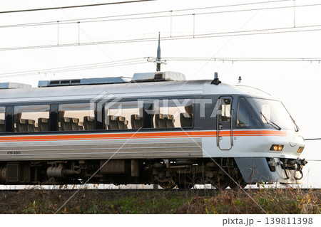 【宮福線】朝陽を浴びながら走行する快速列車 【宮福線】朝陽を浴びながら走行する快速列車 139811398
