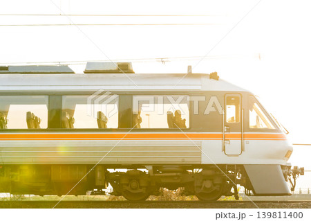 【宮福線】朝陽を浴びながら走行する快速列車 139811400