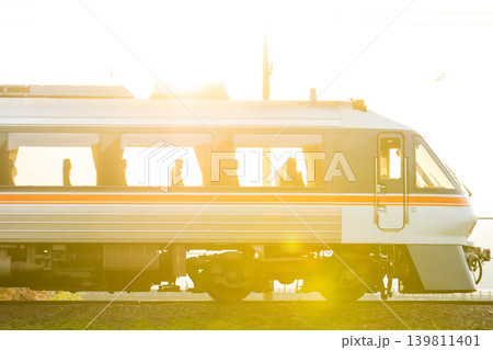 【宮福線】朝陽を浴びながら走行する快速列車 【宮福線】朝陽を浴びながら走行する快速列車 139811401