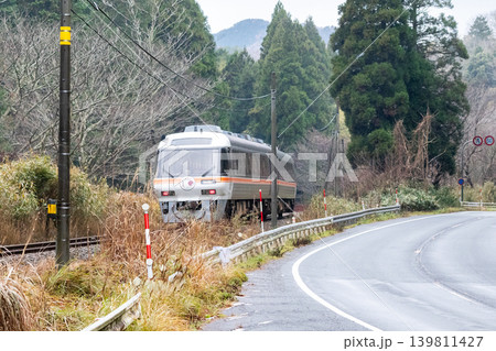 【宮豊線】山間部を走行する特急たんごリレー号 139811427