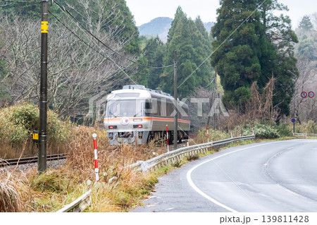 【宮豊線】山間部を走行する特急たんごリレー号 【宮豊線】山間部を走行する特急たんごリレー号 139811428