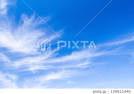 《空の背景素材》青空に流れる雲 139811440
