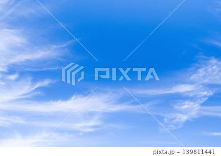 《空の背景素材》青空に流れる雲 139811441