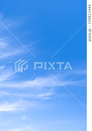 《空の背景素材》青空に流れる雲 《空の背景素材》青空に流れる雲 139811444