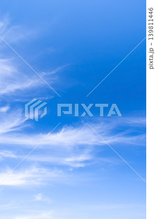 《空の背景素材》青空に流れる雲 《空の背景素材》青空に流れる雲 139811446