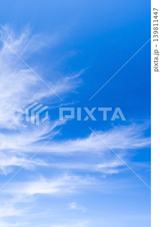 《空の背景素材》青空に流れる雲 《空の背景素材》青空に流れる雲 139811447