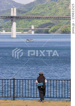 初夏の湖を眺める女性 八ッ場あがつま湖 初夏の湖を眺める女性 八ッ場あがつま湖 139811525