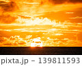 沈む太陽と夕焼けの空、雲 139811593