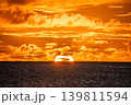 海に沈む太陽と夕焼けの空、雲 139811594