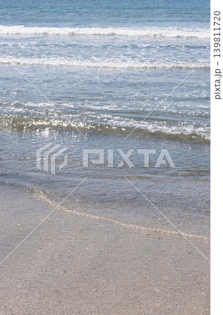 砂浜に寄せる波 139811720