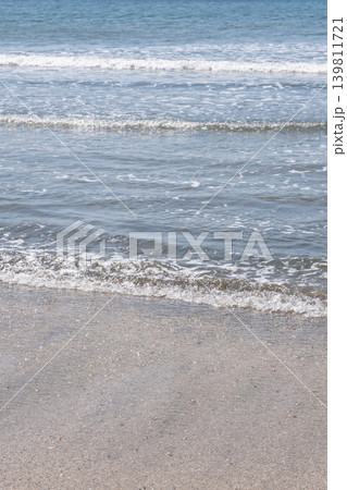 砂浜に寄せる波 砂浜に寄せる波 139811721