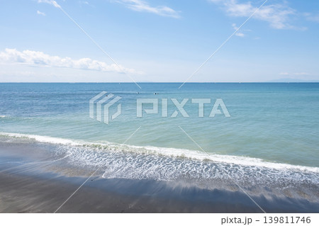 砂浜と青い海と空 砂浜と青い海と空 139811746