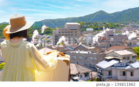 湯の街別府を見下ろす一人の若い女性 湯の街別府を見下ろす一人の若い女性 139811862