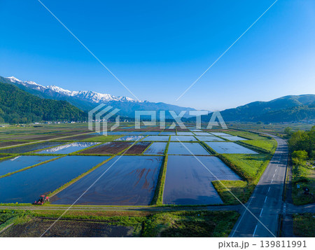 【ドローン空撮】初夏の白馬村・新緑と水鏡の風景【長野県】 【ドローン空撮】初夏の白馬村・新緑と水鏡の風景【長野県】 139811991