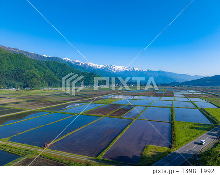 【ドローン空撮】初夏の白馬村・新緑と水鏡の風景【長野県】 【ドローン空撮】初夏の白馬村・新緑と水鏡の風景【長野県】 139811992