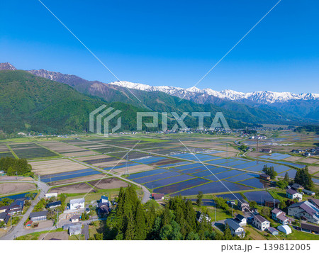 【ドローン空撮】初夏の白馬村・新緑と水鏡の風景【長野県】 【ドローン空撮】初夏の白馬村・新緑と水鏡の風景【長野県】 139812005