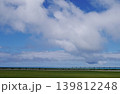 大きな雲と芝生と青い海　開放的な瀬長島の公園　沖縄県豊見城市 139812248