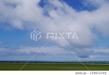 大きな雲と芝生と青い海　開放的な瀬長島の公園　沖縄県豊見城市 139812248