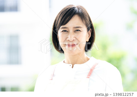 ベランダで微笑むミドル女性のポートレート ベランダで微笑むミドル女性のポートレート 139812257