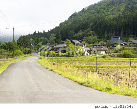 田舎の道路と田んぼの風景 田舎の道路と田んぼの風景 139812545