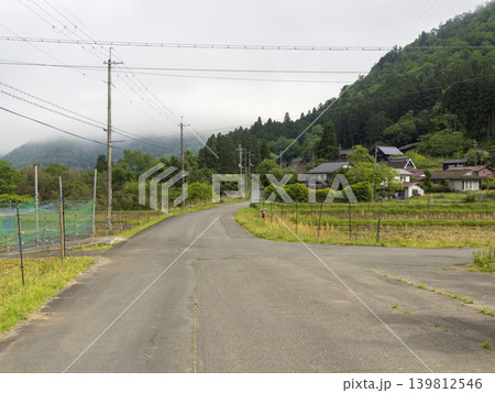 田舎の道路と田んぼの風景 139812546