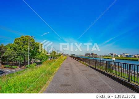 初夏の奥戸に流れる新中川の風景 139812572