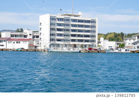 西郷湾にたたずむ隠岐の島町合同庁舎 西郷湾にたたずむ隠岐の島町合同庁舎 139812785