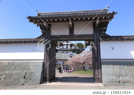 さくらまつり時の松前城の門から望む天守閣 さくらまつり時の松前城の門から望む天守閣 139812914
