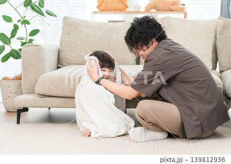 風呂上がり,湯上がりの子供をタオルで拭く父親,親子 風呂上がり,湯上がりの子供をタオルで拭く父親,親子 139812936