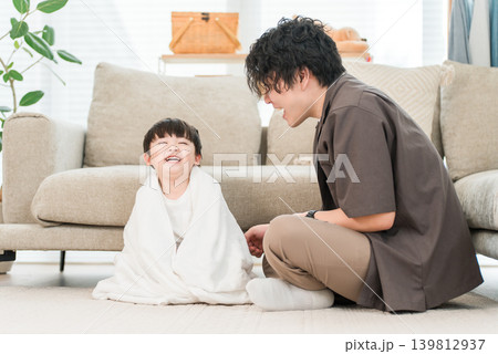 風呂上がり,湯上がりの子供をタオルで拭く父親,親子 139812937