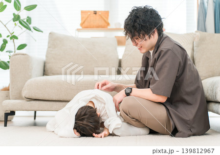 風呂上がり,湯上がりの子供をタオルで拭く父親,親子(イヤイヤ期,嫌がる) 風呂上がり,湯上がりの子供をタオルで拭く父親,親子(イヤイヤ期,嫌がる) 139812967