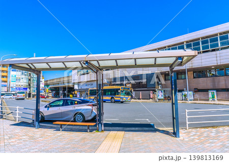 日本の横浜都市景観 横浜市営地下鉄 新羽駅やバスロータリーのバス、タクシーなどを望む…＝11日 139813169