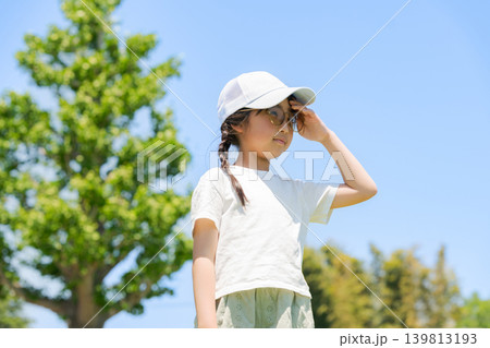 サングラスをかけて公園で遊ぶ女の子 サングラスをかけて公園で遊ぶ女の子 139813193