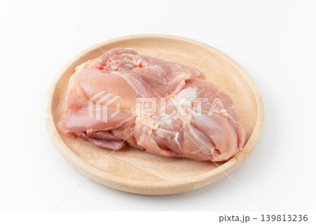 白背景にお皿に載せた生の鶏もも肉 白背景にお皿に載せた生の鶏もも肉 139813236