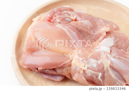 お皿に載せた生の鶏もも肉のクローズアップ お皿に載せた生の鶏もも肉のクローズアップ 139813346